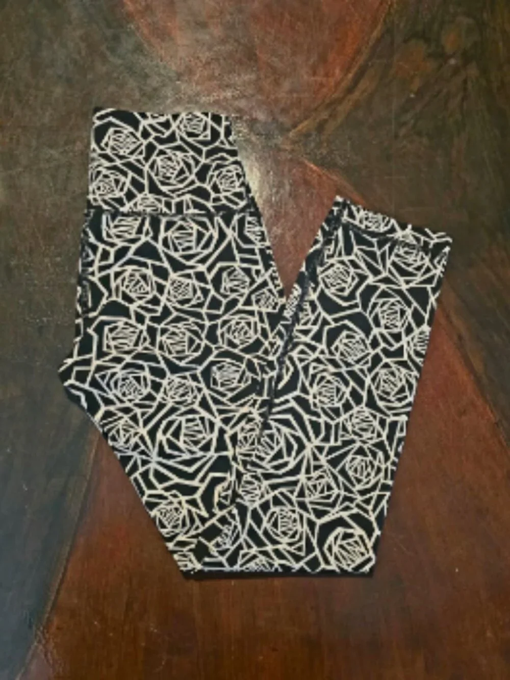 Lululemon Women's High-Rise Crop Leggings Black/White Rose Print Size 4